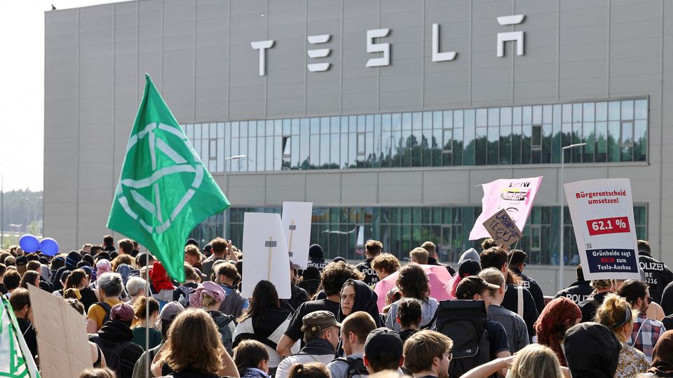 Grünes Licht für Tesla: Bürger und Umweltaktivisten bereiten Klage gegen vor